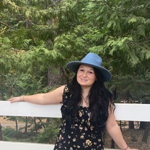 Meet your Posher, Emmili